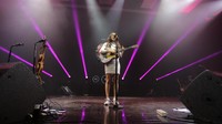 Bermodalkan gitar kecil miliknya Sheryl menghibur penonton yang datang. Foto: Hanif Hawari