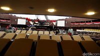 Sejumlah pekerja sedang membersihkan gedung DPR.