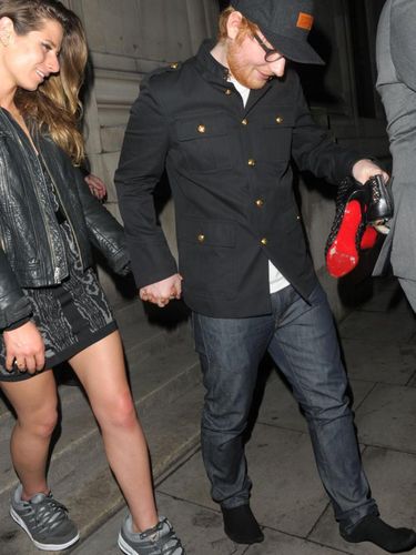 <i>So Sweet</i>, Ed Sheeran Rela Tidak Pakai Sepatu Demi Kekasih