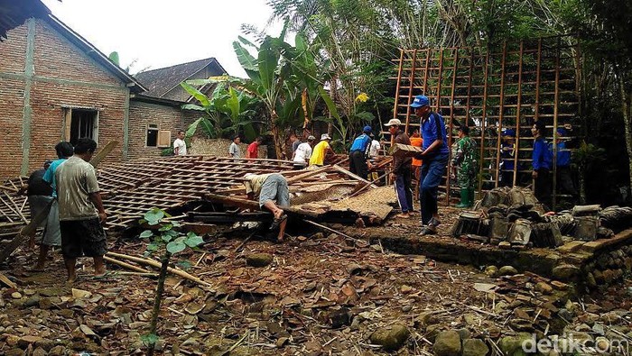 Tidak Ada Angin dan Hujan, Rumah Kakek Sebatang Kara Ambruk