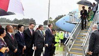Jokowi juga terlihat memayungi Iriana begitu tiba di Sydney, Australia. Foto: Presiden Jokowi tiba di Sydney, Australia (Biro Setpres/Laily Rachev)