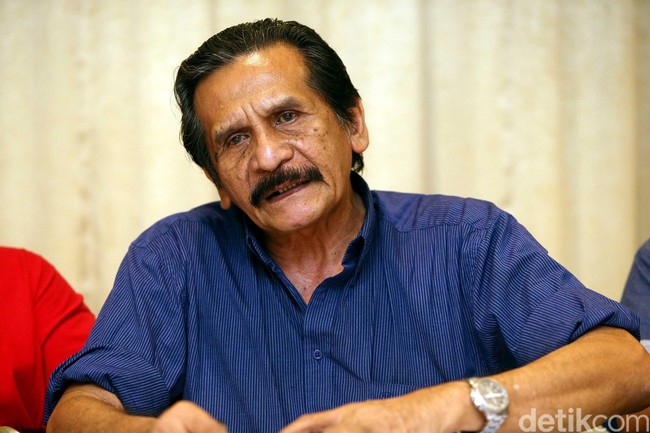 Aktor senior Piet Pagau terinfeksi Corona tanpa gejala. Piet bersyukur setelah menjalani perawatan di rumah sakit selama 9 hari dirinya dinyatakan negatif COVID-19. Pada 13 September 2020, ia diizinkan pulang ke rumah. Foto: Rengga Sancaya