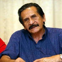 Aktor senior Piet Pagau terinfeksi Corona tanpa gejala. Piet bersyukur setelah menjalani perawatan di rumah sakit selama 9 hari dirinya dinyatakan negatif COVID-19. Pada 13 September 2020, ia diizinkan pulang ke rumah. Foto: Rengga Sancaya