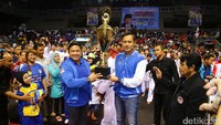 Agus menyerahkan piala SBY Cup kepada penyelenggara.