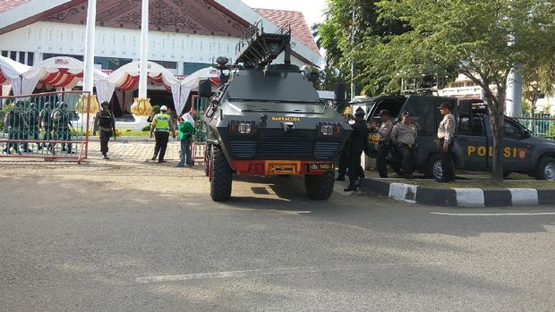 Panser dan Barracuda juga dikerahkan untuk mengamankan sidang pleno.