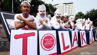 Para siswa menggelar aksi menolak jadi target rokok.