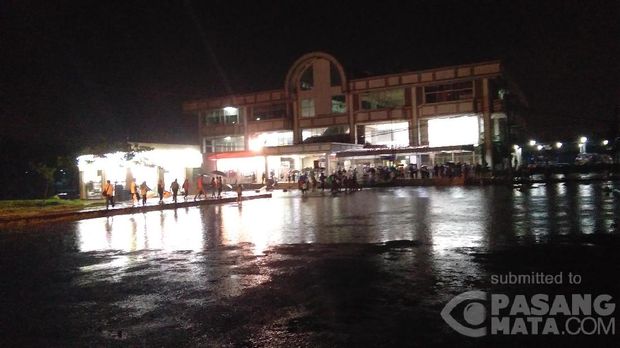 Terdapat genangan dekat Stasiun Depok Baru