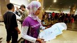Warga Antre Berjam-jam Demi KJP