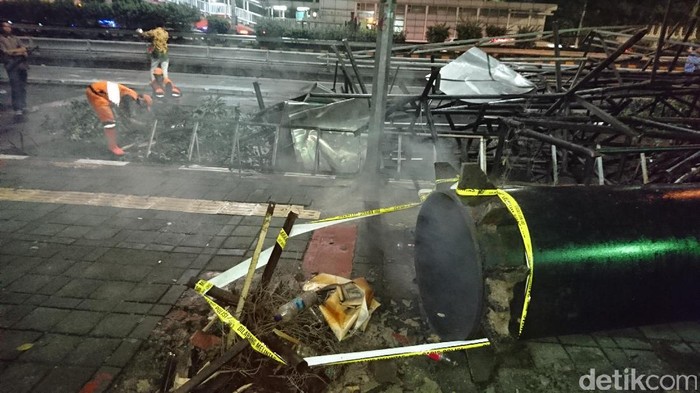 Satpol PP Jakbar Segera Tertibkan Baliho Tak Berizin