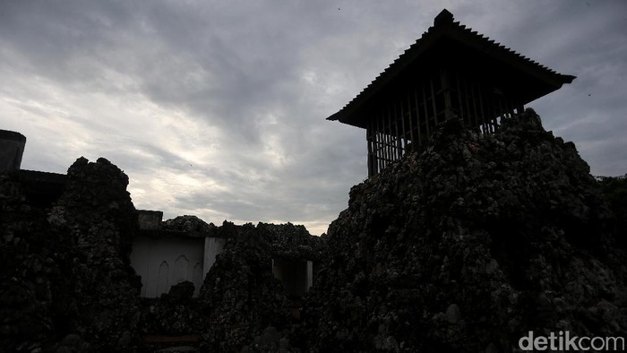 Tahukah Anda, Cirebon di Jawa Barat punya bangunan bersejarah bernama Taman Sari Gua Sunyaragi atau lebih dikenal Istana Karang. Seperti apa? Ini foto-fotonya.