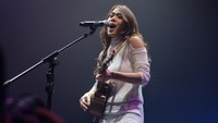 Ia mengajak penonton yang hadir bernyanyi dan ikut terbawa dalam lagu yang dibawakannya. Foto: Hanif Hawari