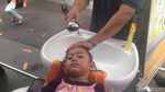 Menggemaskan! Tingkah Anak-anak Balita Saat Keramas Bareng