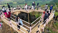 Foto: Selain bisa melihat pemandangan alam, magnet utama dari destinasi ini tentu saja Jembatan Hati yang terbuat dari bambu. Jembatan Hati ini begitu hits, banyak yang menjadikannya sebagai lokasi foto-foto, terutama yang berpasangan (Alam/detikTravel)