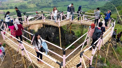 Potret Jembatan Hati Karang Para yang Sedang Hits di Sukabumi