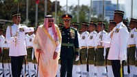 Raja Salman disambut upacara kenegaraan di Kuala Lumpur, Malaysia. (Foto: Reuters/Edgar Su)