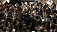Ribaun WNI berkumpul untuk bertemu sengan Presiden Joko Widodo dan Ibu Negara Iriana Joko Widodo. (AAP/David Moir/via REUTERS)
