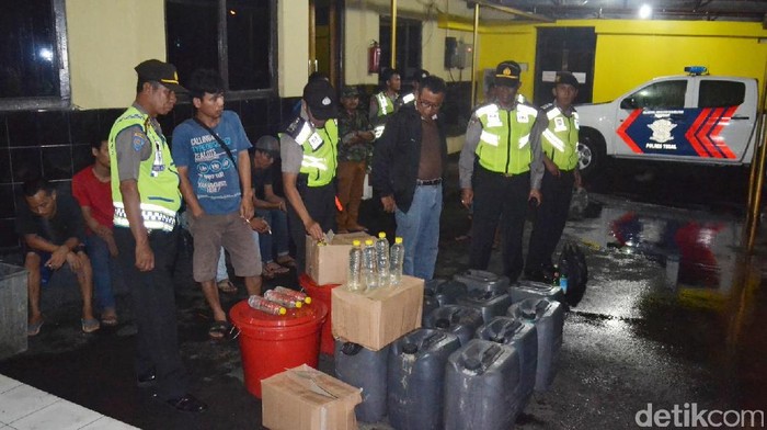 Polres Tegal Sita 2 Ember Tuak dan Amankan 7 Orang Pelaku