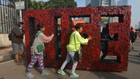 Melalui instalasi seni yang bertuliskan LIFE dari sampah ponsel ini, merupakan dampak lingkungan dari gawai elektronik yang semakin meningkat di tengah-tengah masyarakat dari waktu ke waktu.