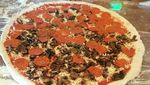 Asyiknya Bikin Pizza Bertopping Pepperoni Jamur Super Besar!