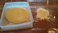Pertama-tama siapkan adonan dari campuran 1 kg tepung terigu, 10 gram garam,5 gram ragi instan, 30 ml minyak zaitun dan 500 ml air dingin.