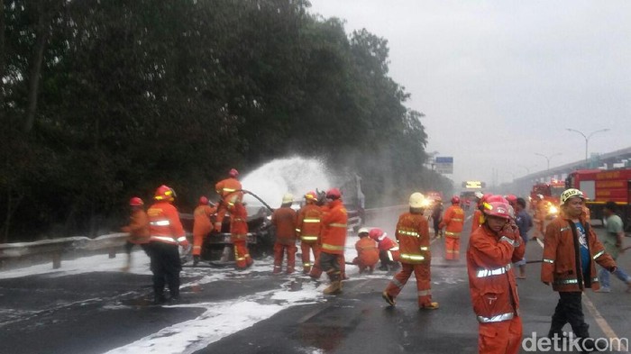 Penjelasan Pertamina Soal Truk Tangki yang Terbakar di Tol Jagorawi