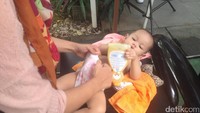 Supaya tidak repot, anak-anak yang masih berusia di bawah dua tahun ini sekalian saja dipakaikan baju oleh ibunya. Segarnya! (Foto: Dian/detikHealth)