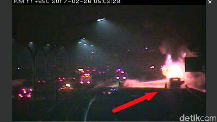 Truk Tangki Terbakar di Tol Jagorawi, Lalin Arah Bogor Macet 4 Km
