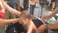 Karena untuk anak balita sulit jika hanya mengeramasi rambutnya, jadilah para ibu sembari memandikan buah hatinya.  (Foto: Dian/detikHealth)