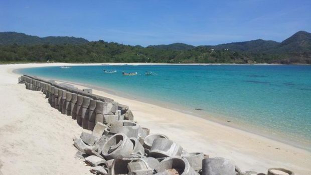 Kecantikan Pantai Maluk di Sumbawa