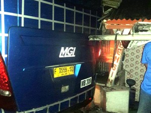Bus Seruduk Pohon hingga Rumah di Sukabumi, Belasan Orang Terluka