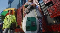 Melalui instalasi seni yang bertuliskan LIFE dari sampah ponsel ini, merupakan dampak lingkungan dari gawai elektronik yang semakin meningkat di tengah-tengah masyarakat dari waktu ke waktu.