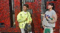 Melalui instalasi seni yang bertuliskan LIFE dari sampah ponsel ini, merupakan dampak lingkungan dari gawai elektronik yang semakin meningkat di tengah-tengah masyarakat dari waktu ke waktu.