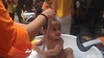 Menggemaskan! Tingkah Anak-anak Balita Saat Keramas Bareng