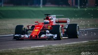 Jet darat teranyar ini diharapkan bisa membawa Ferrari kembali ke puncak setelah tahun lalu gagal memenangkan lomba. Foto: Ferrari