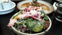 Untuk hidangan pembukanya, traveler bisa mencoba olahan salad segar ini. Dengan parutan keju di atasnya, makin menyempurnakan rasa hidangan pembuka ini, sebelum masuk ke hidangan utama (Wahyu/detikTravel)