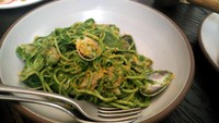 Cicipi juga rasa pastanya! Memakai daging kerang lokal, serta saus pesto, rasa spaghetti ini enak juga (Wahyu/detikTravel)