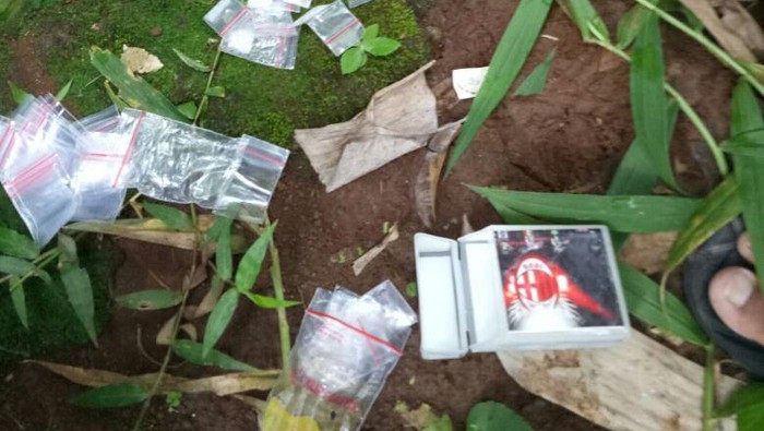 Polisi Tembak Pengedar Narkoba di Kuningan yang Buang Barang Bukti