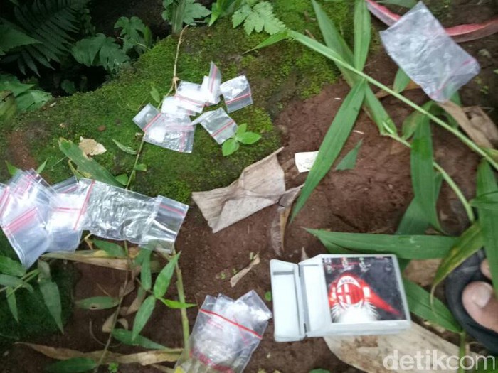 Buang Barang Bukti Sabu ke Selokan, AS Ditembak Polisi Kuningan