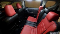 Jok Sienta diganti dengan jok kulit sintetis warna hitam-merah. Foto: Rengga Sancaya