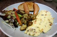 Cottonwood Cafe: Menyantap <i>Omelette Platter</i> yang Gurih Lembut dengan Sosis dan Salad Segar