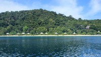 Foto: Inilah pemandangan jejeran Beach Villa di Pulau Bawah. Total ada 35 villa. Pulau Bawah adalah eco resort yang dibangun sejak tahun 2012 dan bisa menyaingi Maladewa (Randy/detikTravel)
