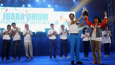 BCA Serahkan Piala Juara Umum Pekan Olahraga dan Seni