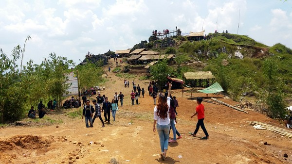 Potret Jembatan Hati Karang Para yang Sedang Hits di Sukabumi