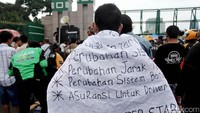 Sejumlah massa pengemudi online yang hadir tergabung dari pengemudi roda dua maupun roda empat.