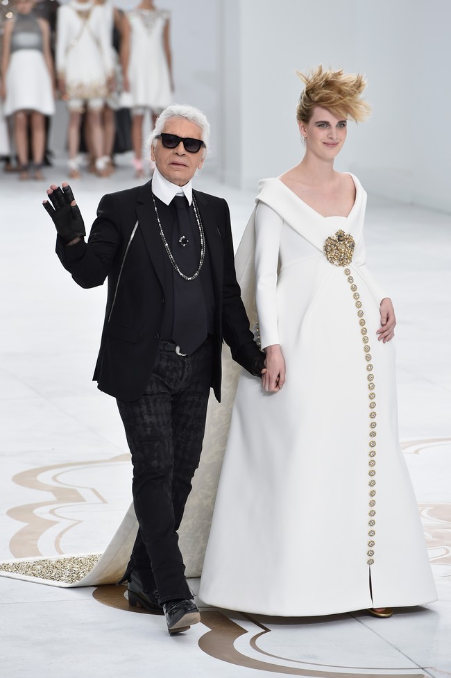 Karl Lagerfeld sempat kelebihan berat badan. Karya-karya desainer Hedi Slimane-lah yang memotivasinya untuk makan dan akhirnya berhasil menurunkan berat badan hingga 90 kg dengan diet rendah kalori dalam 13 bulan. Foto: Getty Images
