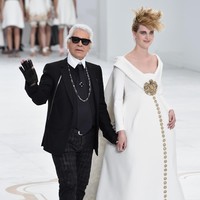 Karl Lagerfeld sempat kelebihan berat badan. Karya-karya desainer Hedi Slimane-lah yang memotivasinya untuk makan dan akhirnya berhasil menurunkan berat badan hingga 90 kg dengan diet rendah kalori dalam 13 bulan. Foto: Getty Images