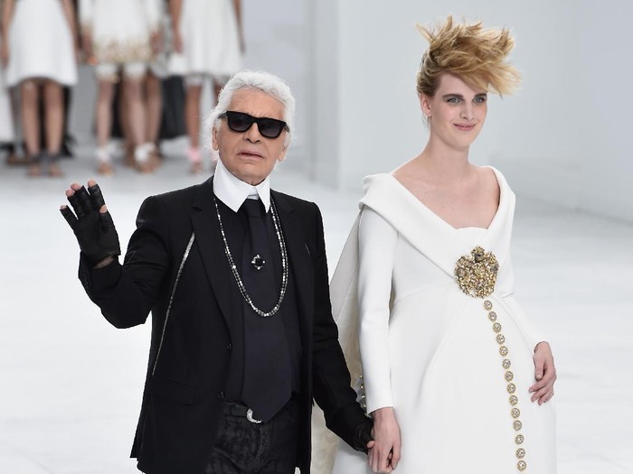 Karl Lagerfeld Meninggal Dunia PARIS, FRANCE - OCTOBER 04: Designer Karl Lagerfeld walks the runway during the Chanel show as part of the Paris Fashion Week Womenswear Spring/Summer 2017 on October 4, 2016 in Paris, France. (Photo by Pascal Le Segretain/Getty Images)
