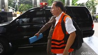 Itoc Tochija diduga menerima suap Rp 500 juta dari pengusaha bernama Triswara Dhanu Brata dan Hendriza Soleh Gunadi.