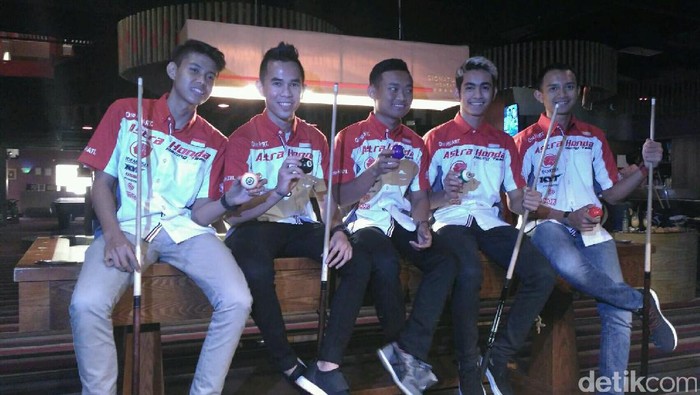 Andi Gilang dkk. Manfaatkan Jeda Latihan di Sirkuit dengan Biliar