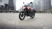 Memiliki roda besar 18 inci dan suspensi plush, Yamaha menjamin YS125 akan sangat asyik untuk dikendarai. Foto: Yamaha